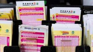 Read more about the article Record-breaking Powerball jackpot soars to $725 million!
